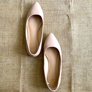 Nude flat shoes